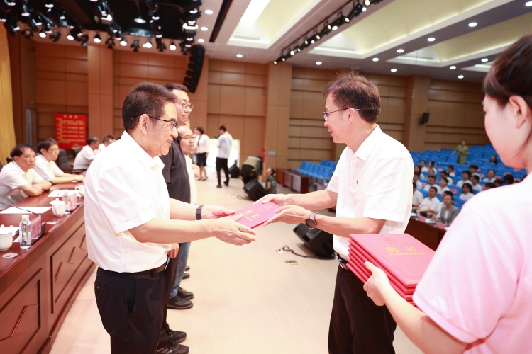 朱占元颁发聘书