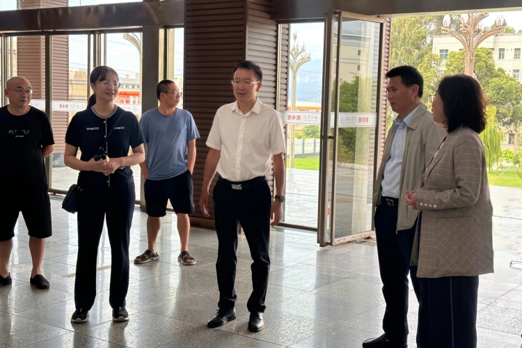 20250825开学前朱书记袁校检查装修成果（2）