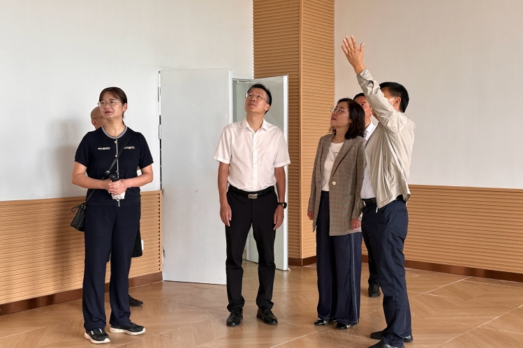 20250825开学前朱书记袁校检查装修成果 (1)