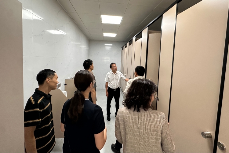 20250825开学前朱书记袁校检查装修成果 (3)
