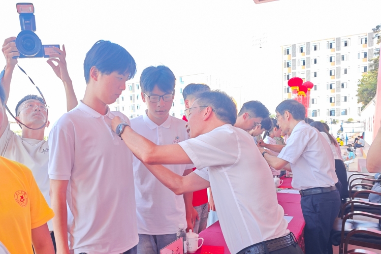 佩校徽朱占元