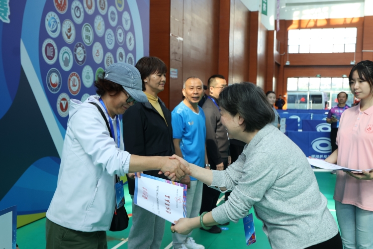 李红林为团体赛颁奖 (7)