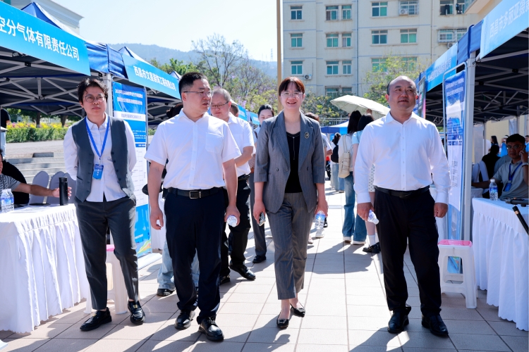招聘会现场 (1)
